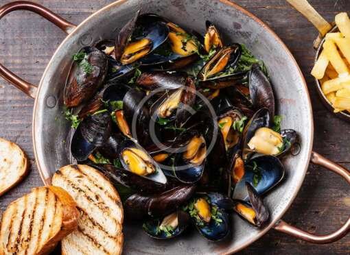 Fried Chilli Mussels with Croutons